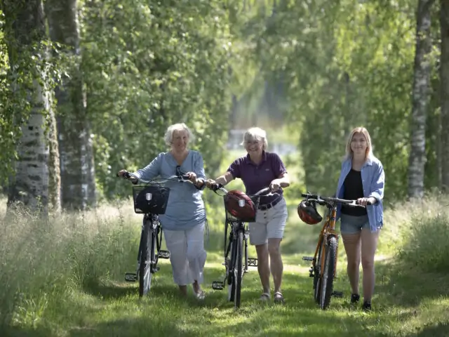 cykla-tre-sagoliga-byar-sunne-varmland-tre-damer-ulvsby-herrgard-sweden-by-bike